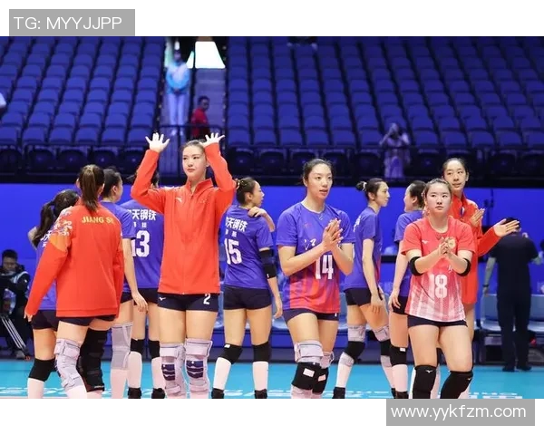 辽宁女排力克江苏豪取总冠军，主教练郎平领衔庆祝