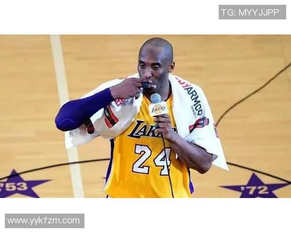 投篮高手科比重返赛场展示神技，球迷热情迎接